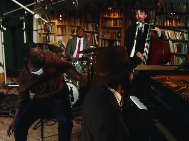 A soulful jazz quartet, featuring an expressive vocalist, performs an intimate set in a cozy, book-lined room