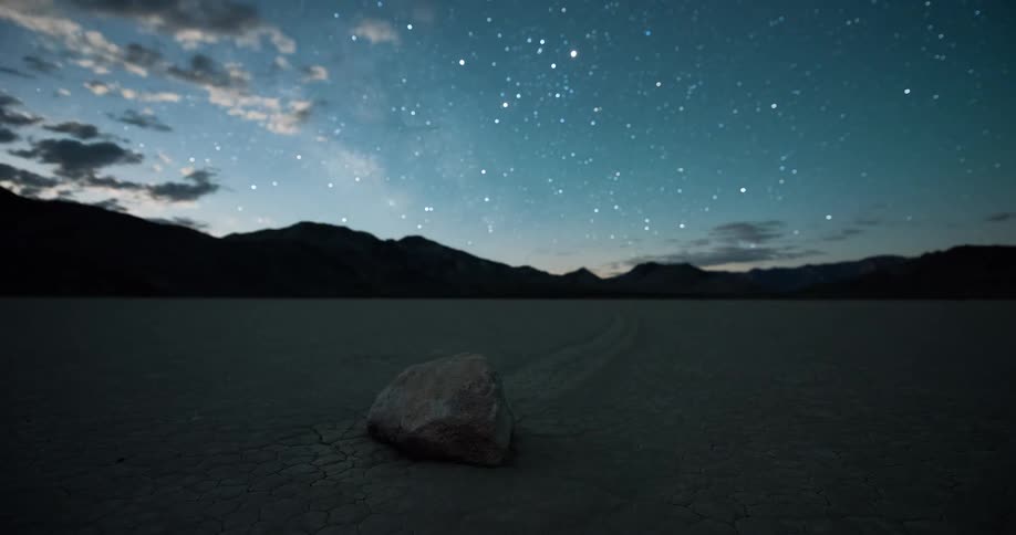 A stunning timelapse from night to moonrise captures the Milky Way and stars moving over a sailing stone on a dry desert lakebed