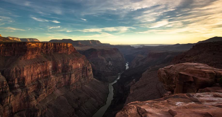 Breathtaking timelapse of a golden sunset over the Grand Canyon and Colorado River