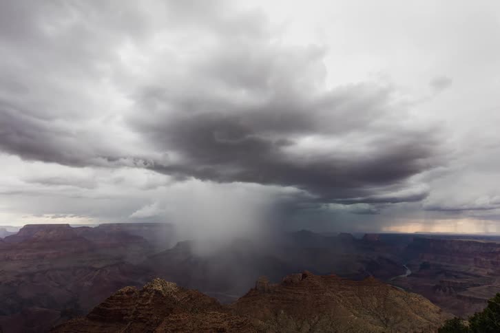 Lightning storm rolls over plateaus