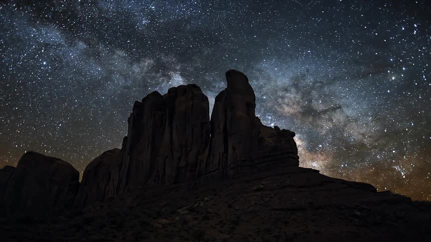 The tall mountain has heavy star traffic above