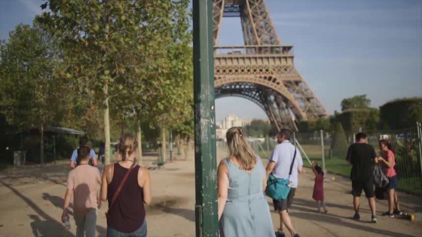 People walk towards the eiffel tower