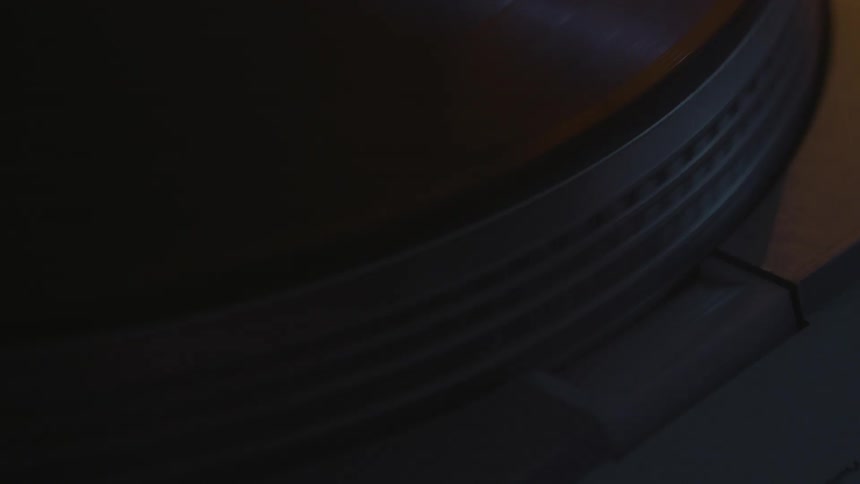 A light shines on a record player then turns off