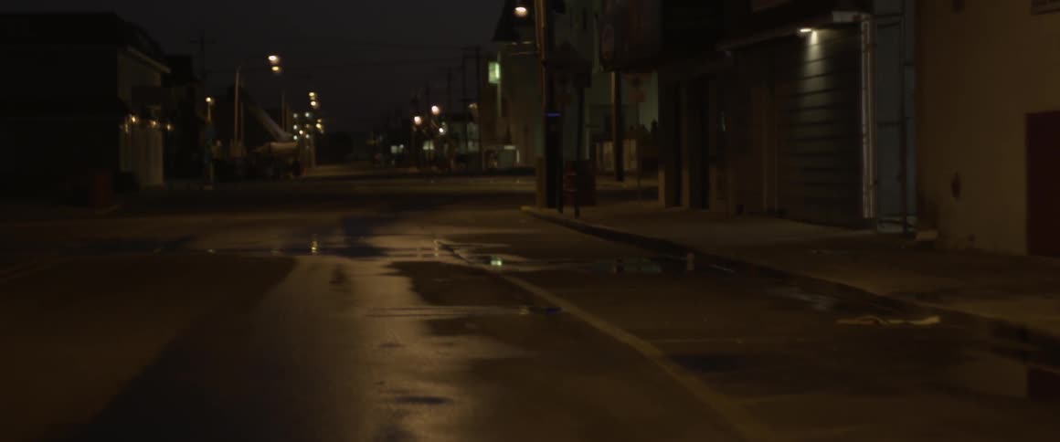 The street is empty at night