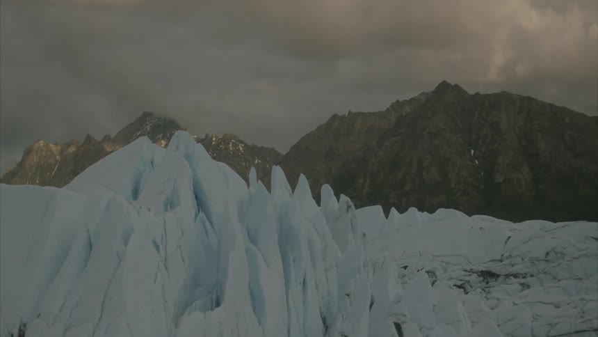 The wall of ice covers the mountain