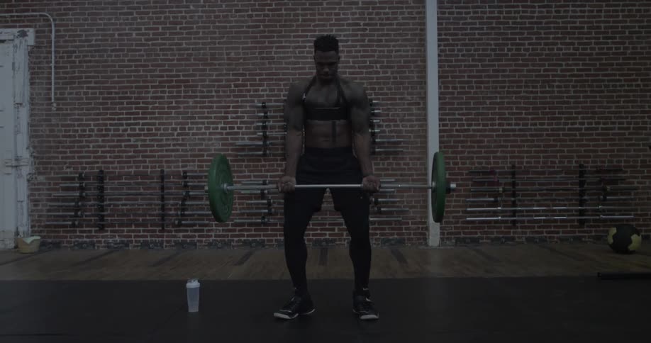 A man is lifting lifting a heavy weight