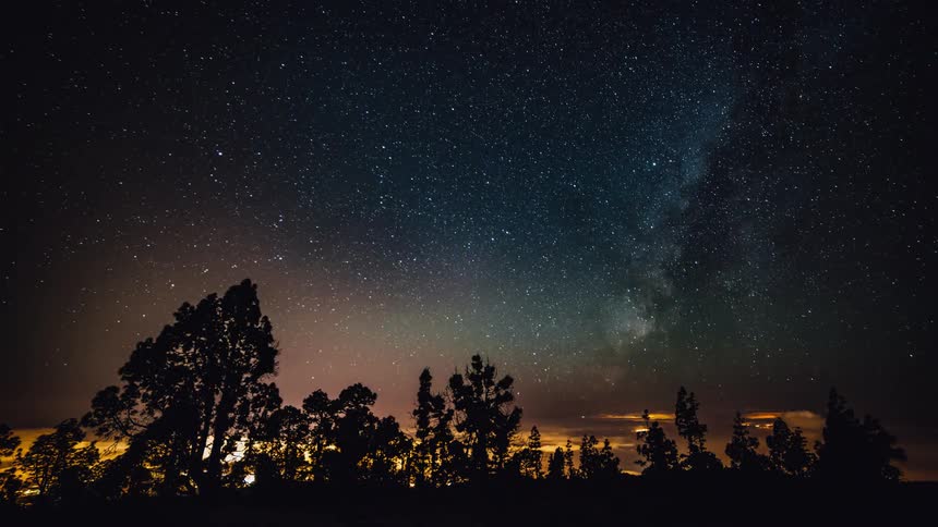 Clouds and stars are moving in the night sky