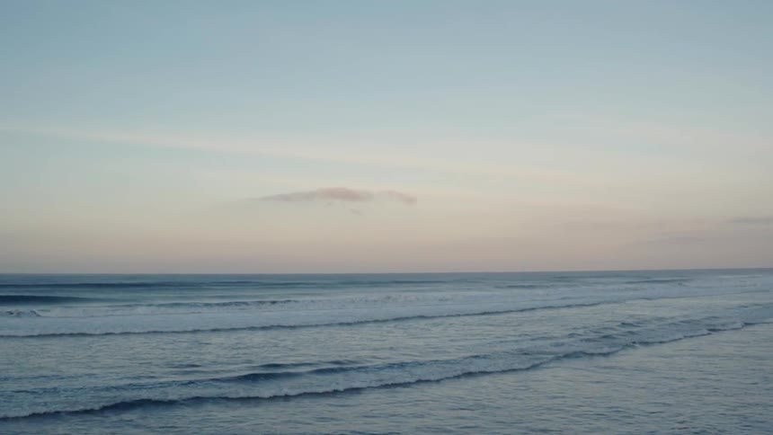 The waves slowly splash on the beach