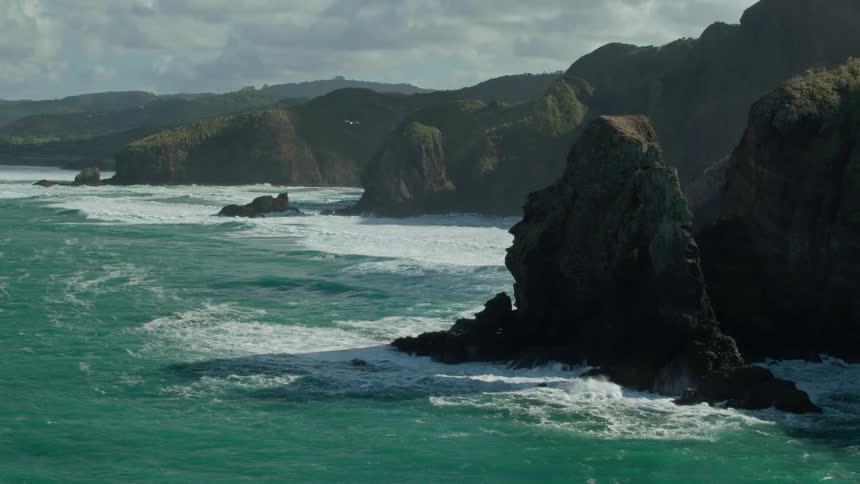 Ocean waves rolling up on rocky cliffs