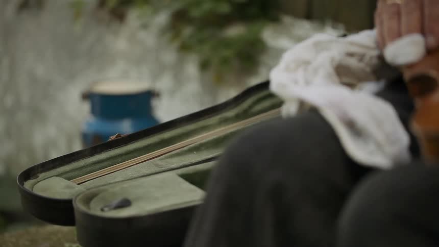 A man polishing a violin