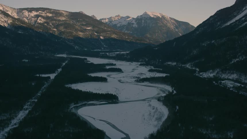A river runs between mountains