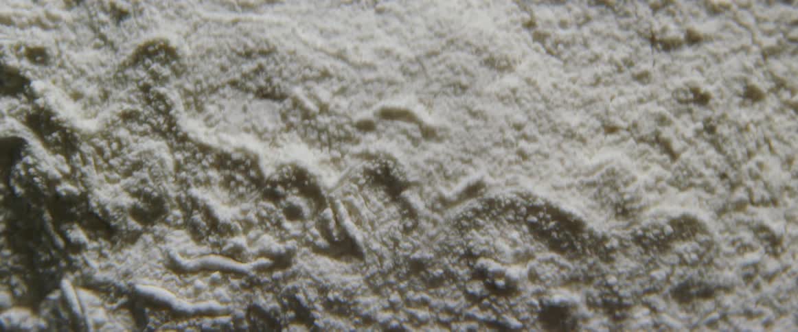 A white powder vibrates and flows