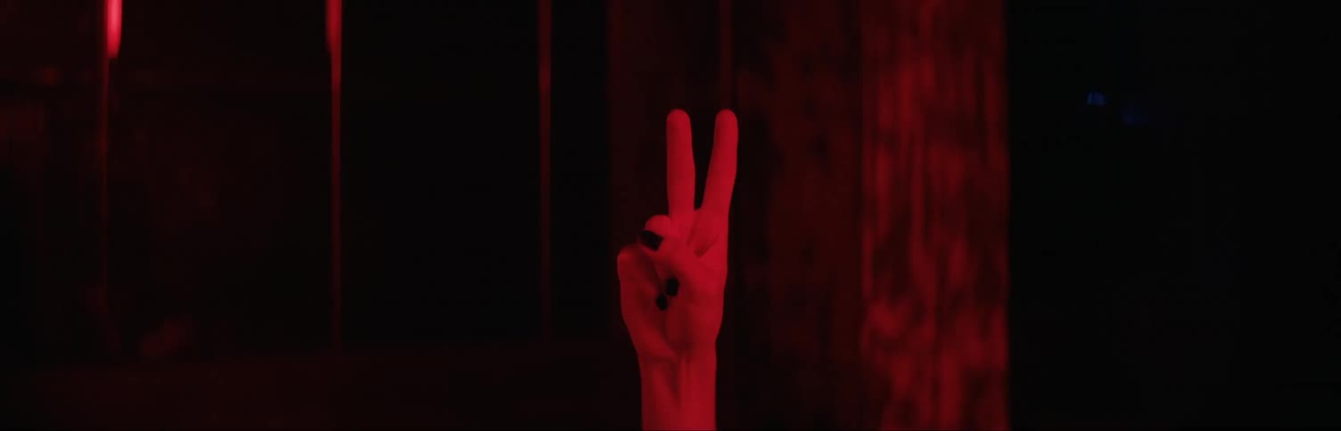 Someone is holding up 3 fingers, then 2 and then 1