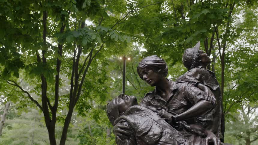 A bronze statue of soldiers