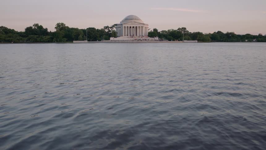 The jefferson memorial is shown at dusk