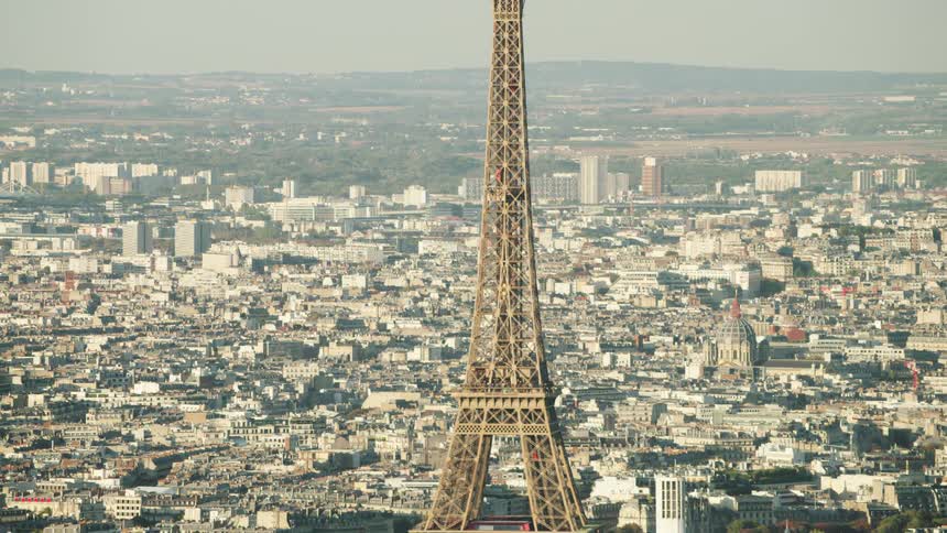 The eiffel tower on a cloudy day