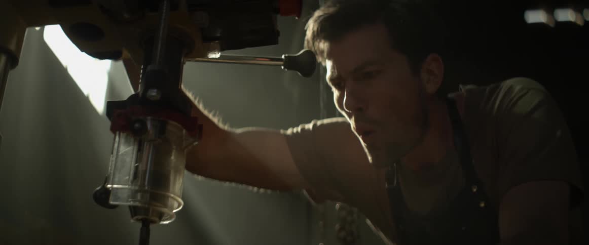 Man operates a carpentry saw
