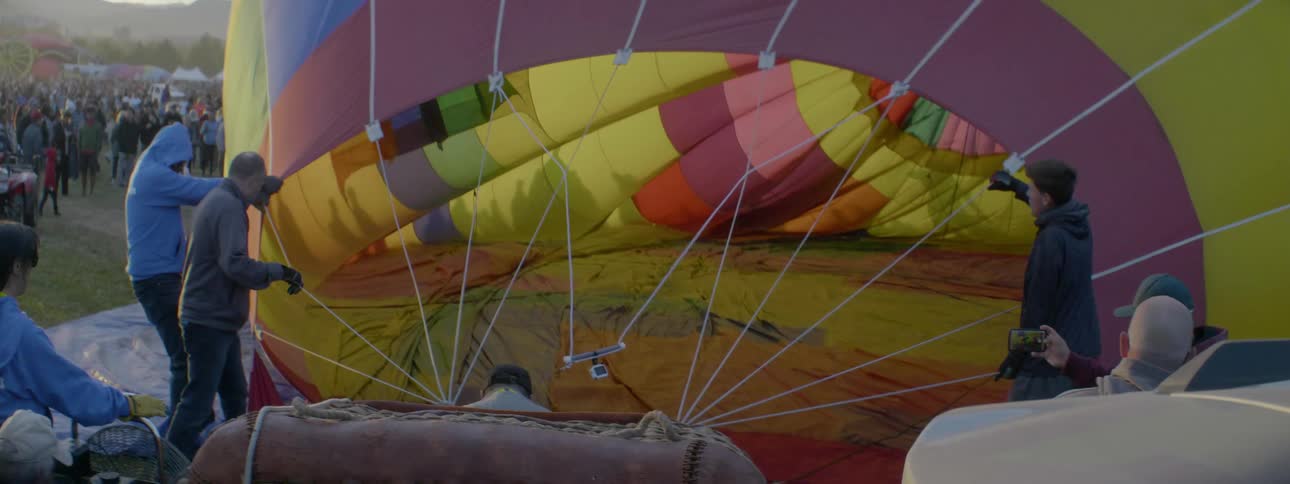 People set up a hot air balloon