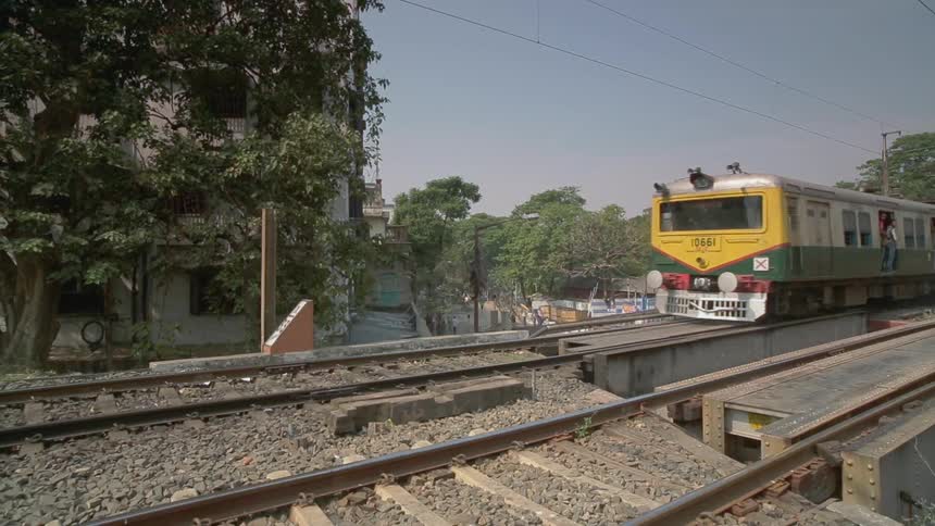 A train passing thru a city