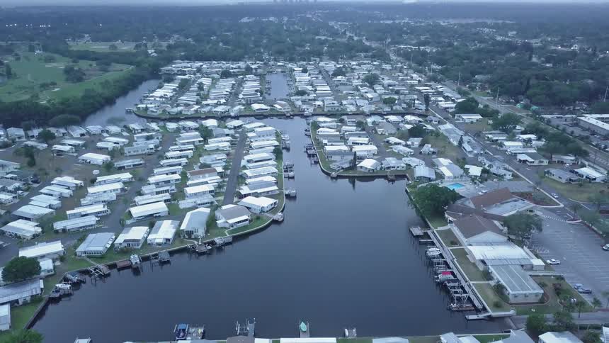 A bunch of houses that are surrounded by a lake