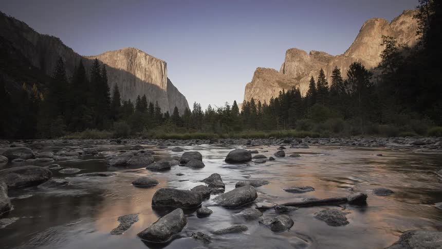 The stream passes by over the rocks