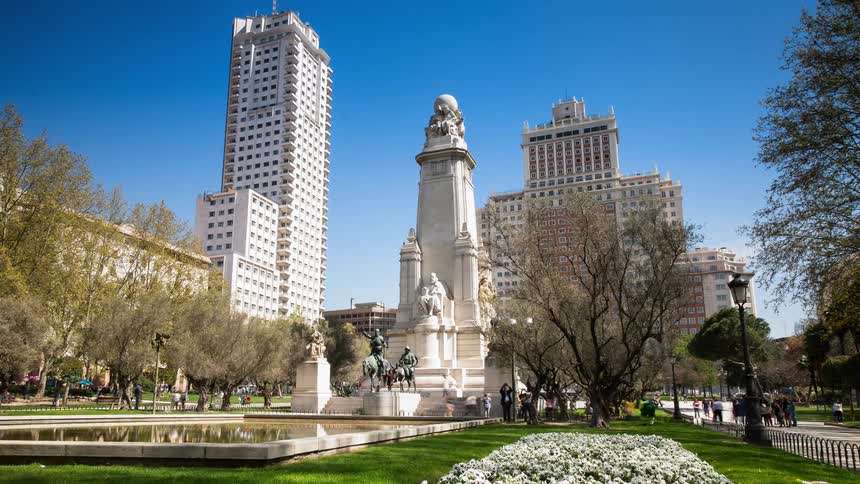 Time lapse of people visiting a monument in the middle of the city