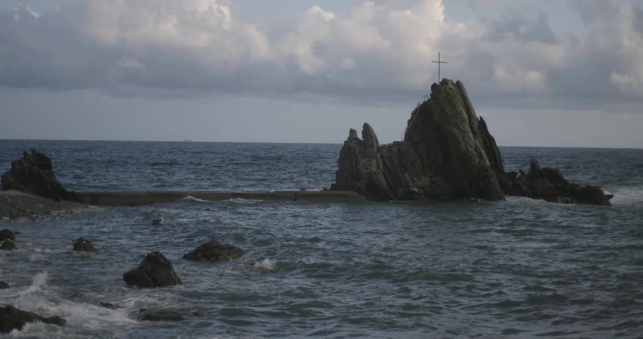 Ocean waves crash into rocks