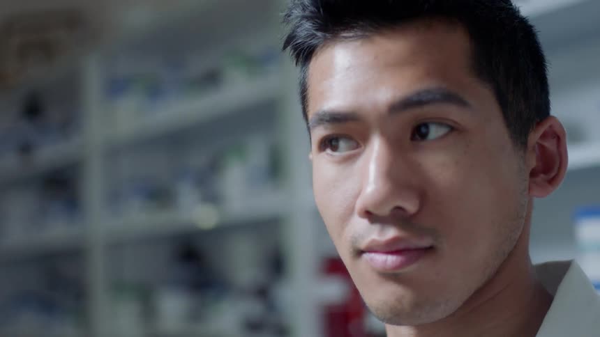 A man stands in a lab