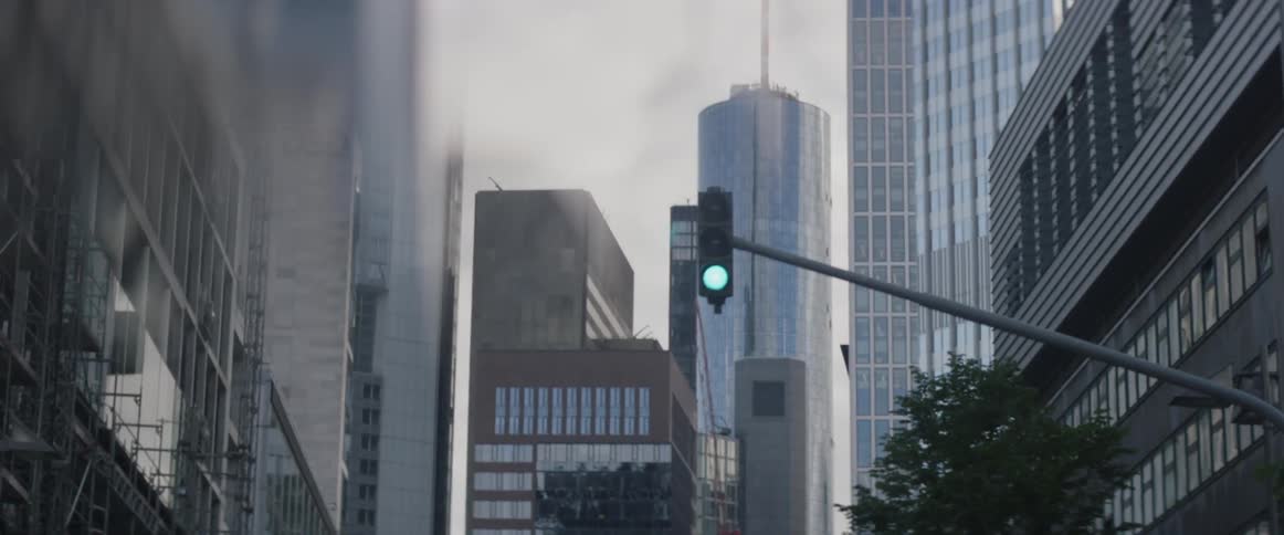 Car drives beneath a traffic light in a city