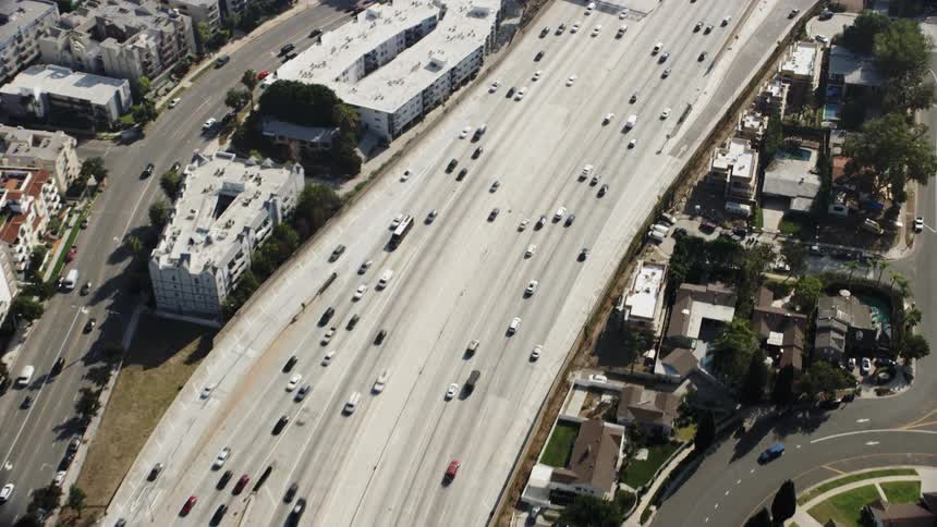 The highway has fast moving traffic below