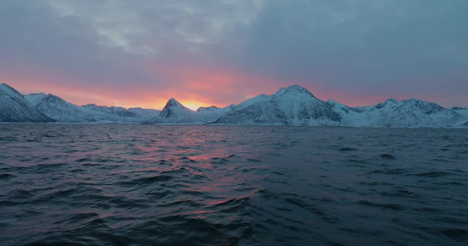 Choppy waves flow in the antarctic waters