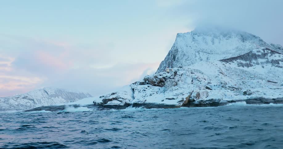 Choppy waves flow in the antarctic waters