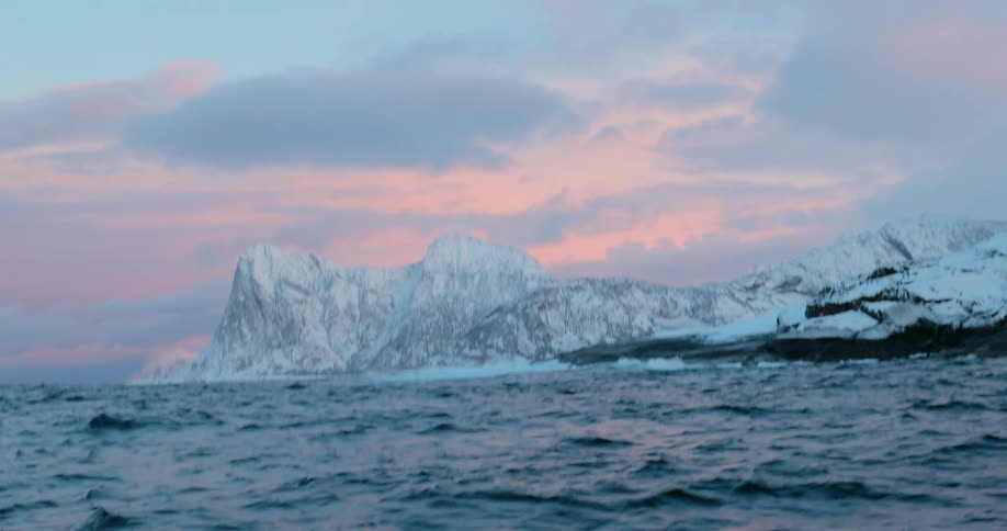 Choppy waves flow in the antarctic waters