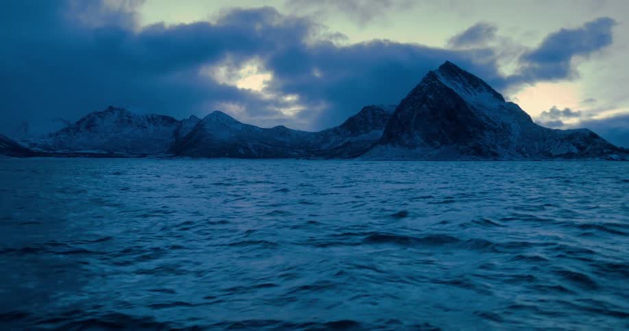 Choppy waves flow in the antarctic waters