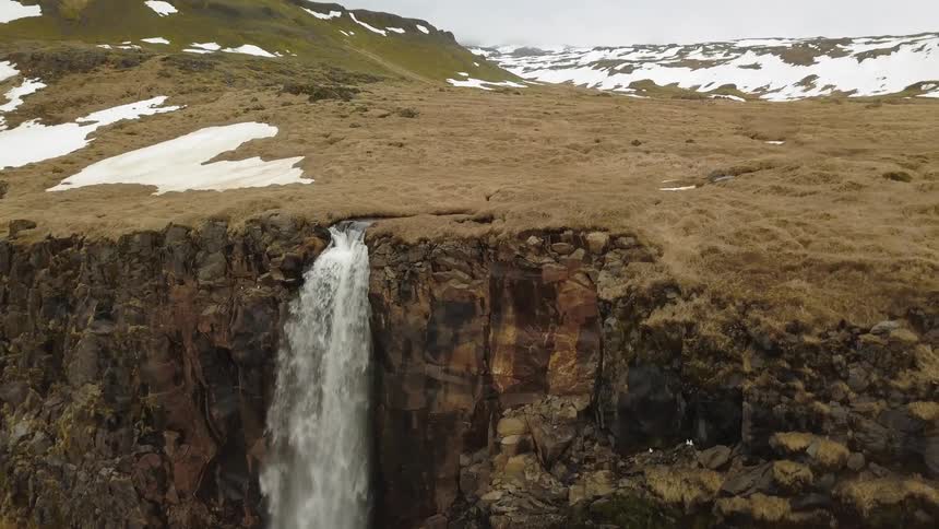 Waterfall splashing off a cliff