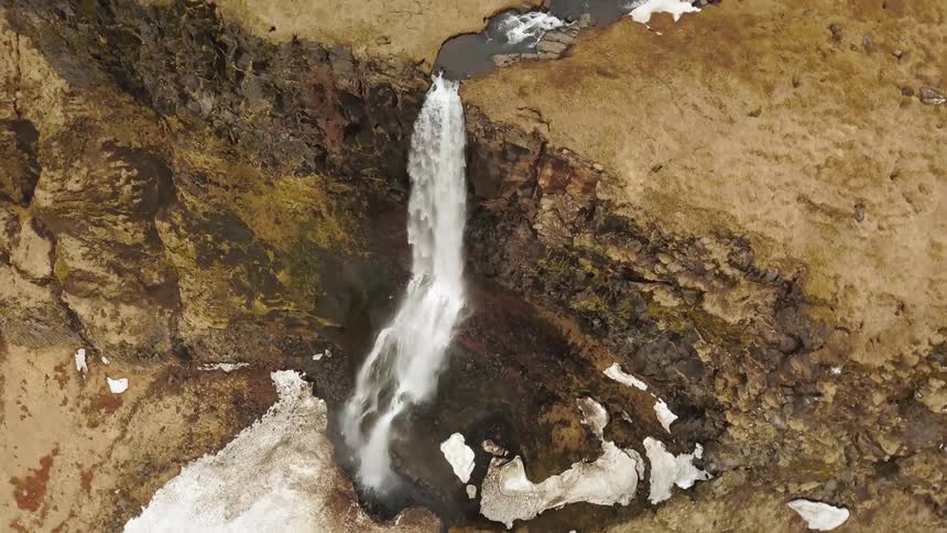 Waterfall splashing off a cliff