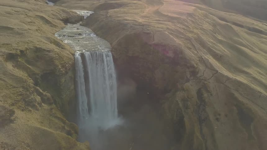 Waterfall splashing off a cliff