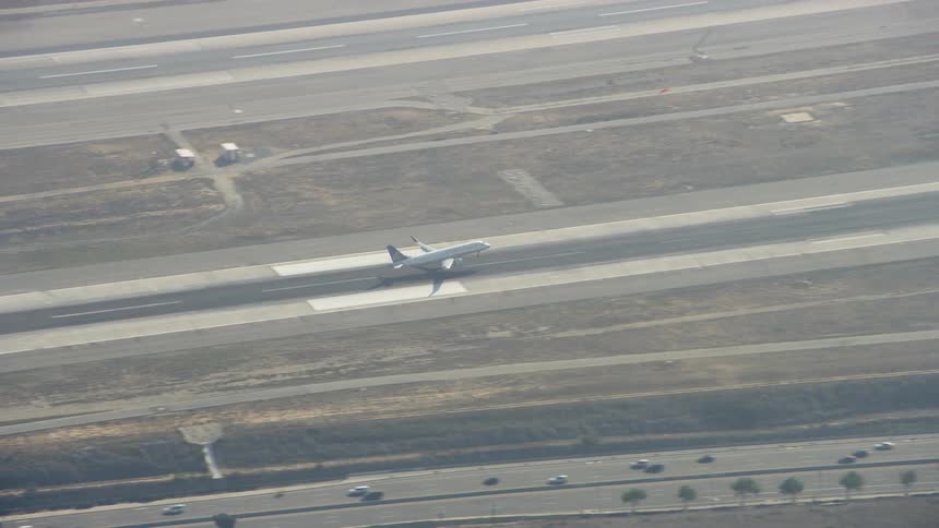 A large plan comes in for a landing on the runway