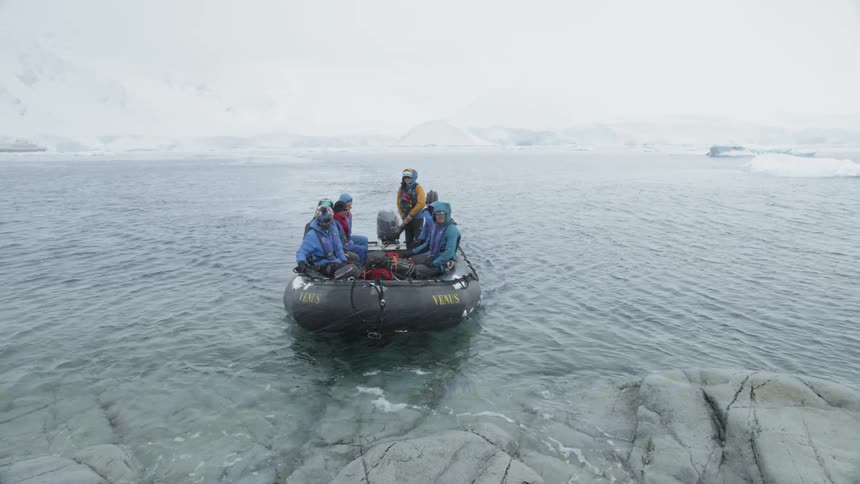 Dinghy full of people floats into shore