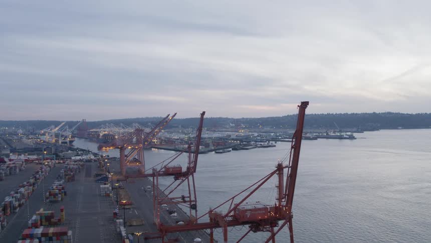 Shipping container crane ascent