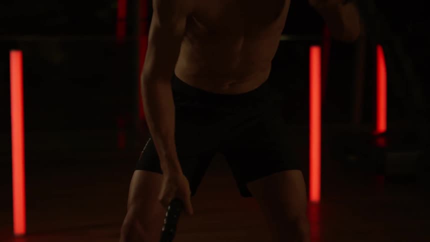A man exercises with two ropes