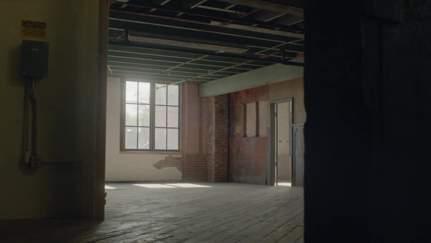 An abandoned building is sitting empty in daylight
