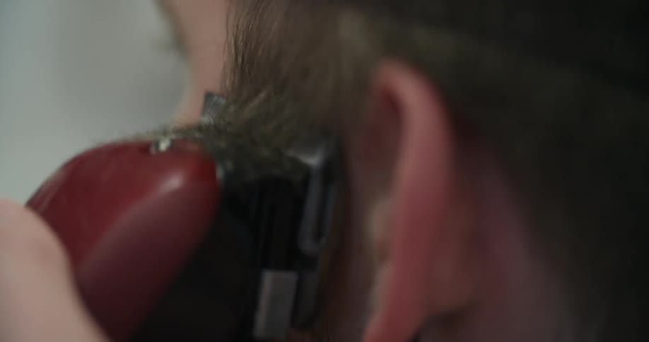 Man using a electric razor to trim his hair