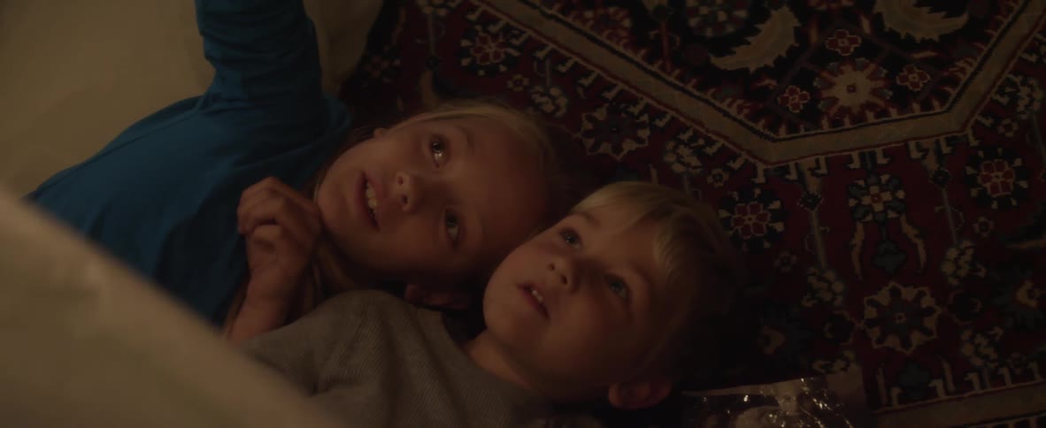 Children are playing with a flashlight
