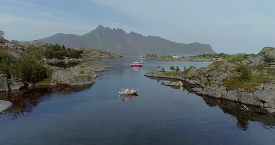 The two boats are sitting still near the shore