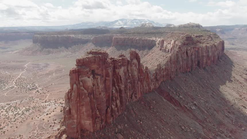 Large plateaus in a desert