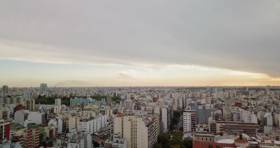 The city is calm at sunset