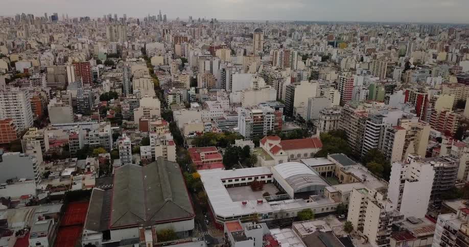 Large city with many buildings on a cloudy day