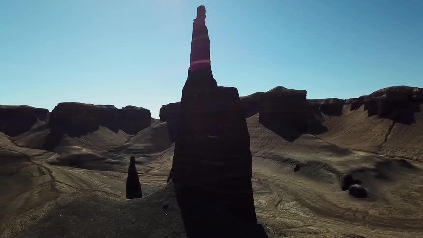 Tall rock formations in the middle of a desert