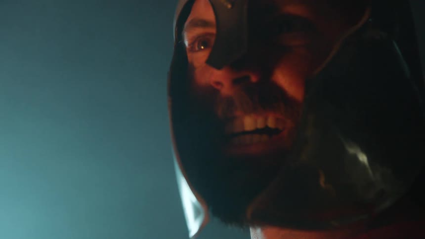 A gladiator screams and bares his teeth